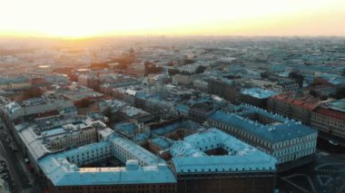 Gün doğumunda St. Petersburg şehir merkezi, havadan görünüm