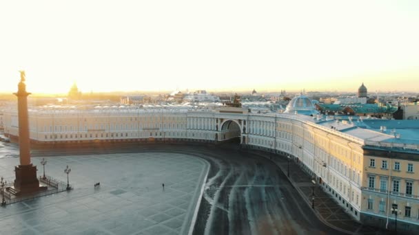 Дворцовая площадь в Санкт-Петербурге на рассвете, вид с воздуха — стоковое видео