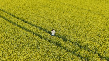 yaz elbise bayan sahada beyaz gömlek adam kucaklar