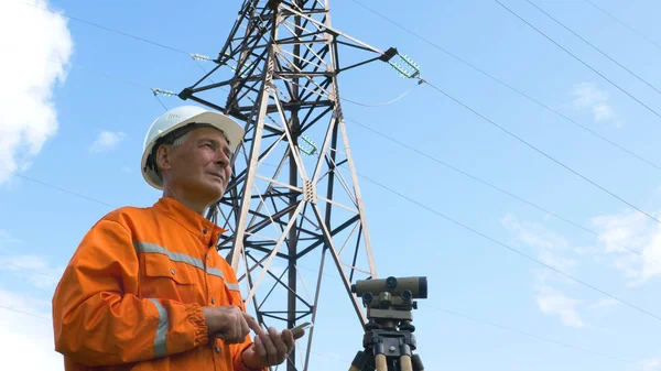 Especialista encuesta envejecida admira paisaje celebración de teléfono inteligente — Foto de Stock