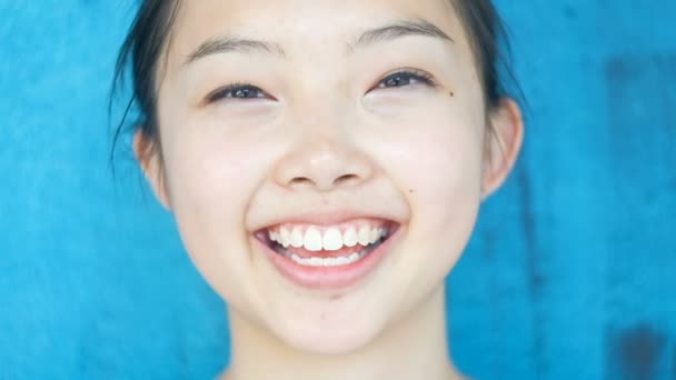 Bella ragazza con i capelli neri e sorriso allegro primo piano — Video Stock