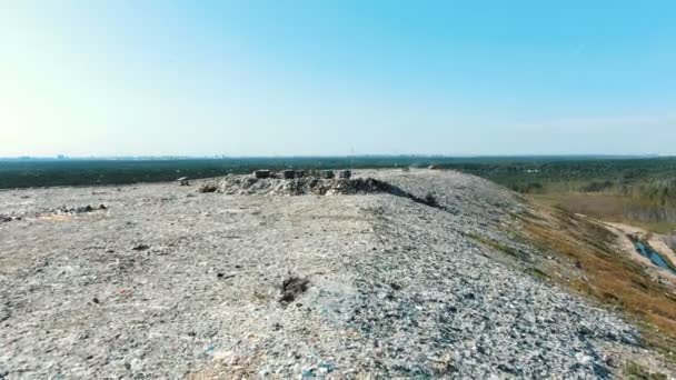 Gran vertedero de basura con camiones y aves voladoras aérea — Vídeo de stock