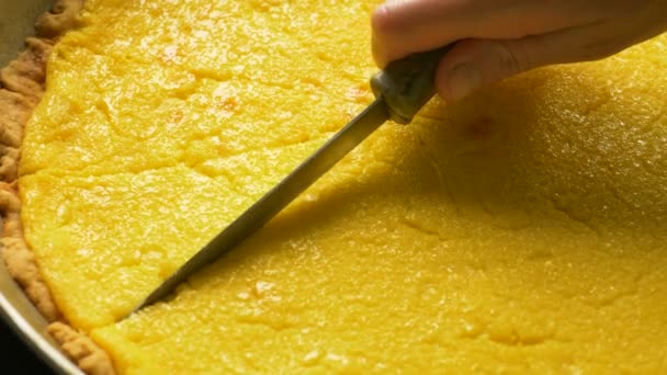 Cocinar cortes de mano pastel de maná amarillo en rodajas con cuchillo cerrar — Vídeos de Stock