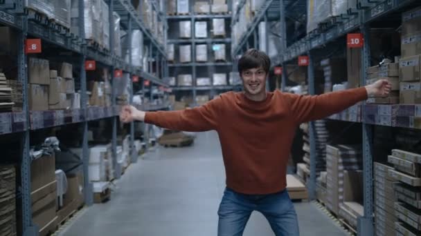 Drôle gars en sweat-shirt danses dans le magasin d'articles ménagers — Video