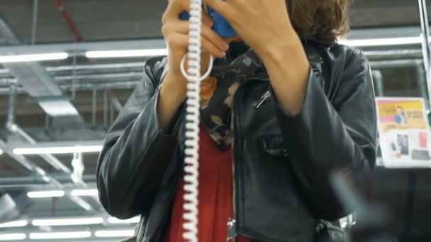 Curly haired Girl tar ny smartphone och ser undersöker — Stockvideo