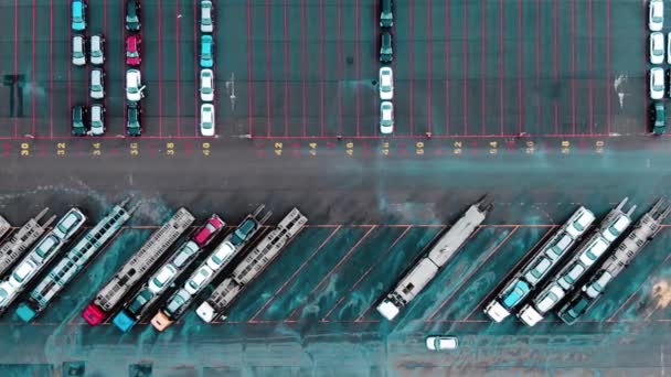 Chargement de voitures sur les transporteurs de camions, logistique, vue aérienne — Video