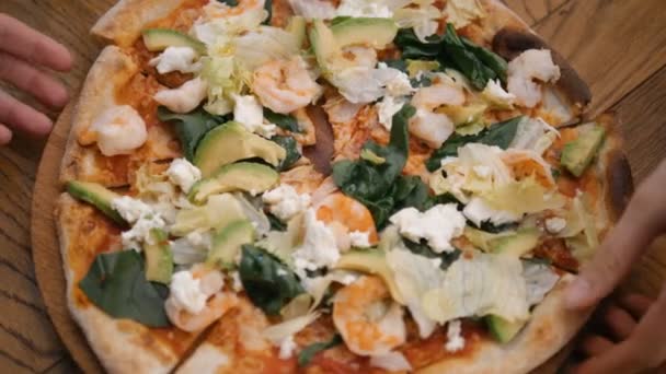 Freunde nehmen Pizza-Scheiben mit Avocado im Café — Stockvideo