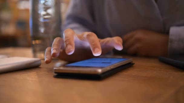 Mujer navega navegador de Internet sentado en la mesa de café lento — Vídeo de stock