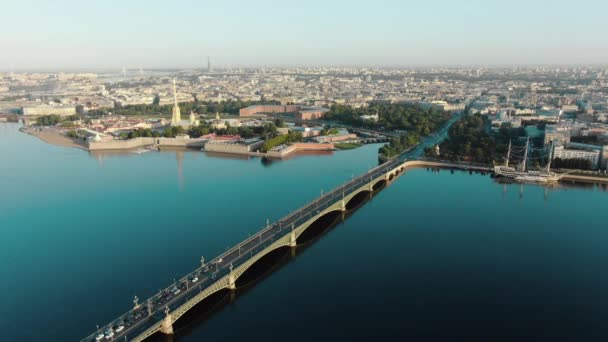 Панорама знаменитого разводного моста через Неву на городской пейзаж — стоковое видео