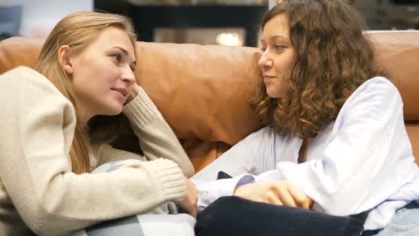 Flickor sitta på soffan och diskutera kvinnor ämnen njuter av vila — Stockvideo