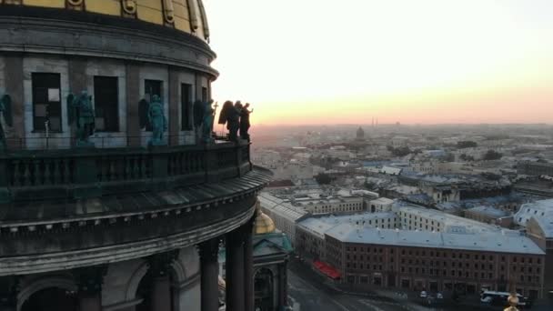 Solstrålar ljus kyrka i Petersburg med gyllene kupol — Stockvideo