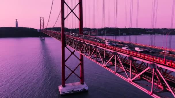 Bateau navigue sur la rivière sous le pont avec des voitures de conduite au coucher du soleil — Video