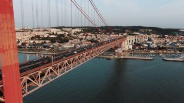 Araçlar kendi kendine demirlemiş meşhur asma köprü boyunca gidiyor.