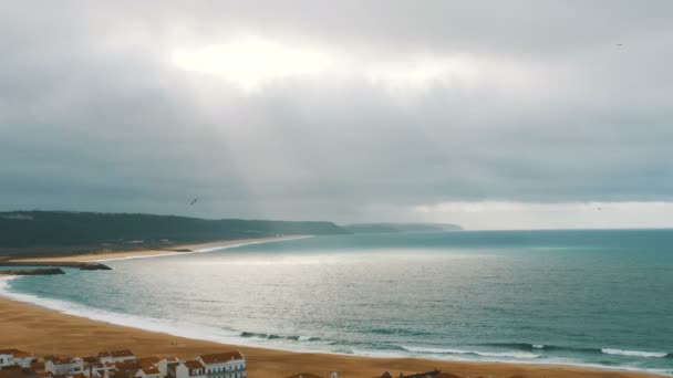 청록색 바다에 떠 있는 관망대에서 바라본 위쪽 — 비디오