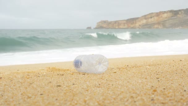 塑料瓶在强风中沿着黄色海滩移动 — 图库视频影像