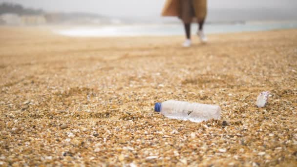 Donna attenta raccoglie rifiuti scartati sulla spiaggia di sabbia dell'oceano — Video Stock