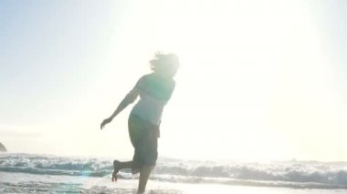 # Kız plaj kenarında koşuyor # # ılık okyanus tarafından güneşle yıkanarak #