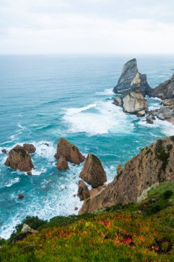 Portekiz 'deki Cape ROCA' da Atlantik Okyanusu 'ndaki kayaların yüksekliğinden inanılmaz bir manzara.
