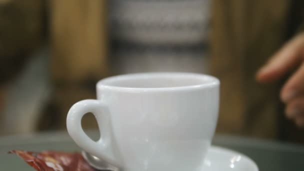 Žena si vezme šálek kávy s talířkem detailní up — Stock video