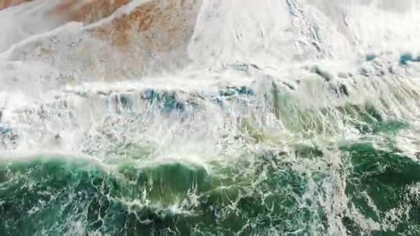 Vue par drone de l'océan turquoise avec des vagues lavant le littoral — Video