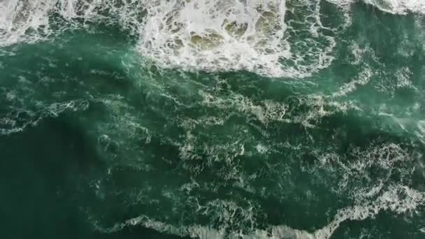 Vista superiore dell'oceano surf lavaggio spiaggia di sabbia con schiuma densa — Video Stock