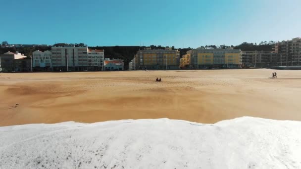 Enorma havsvågor rullar på sandstrand mot stad resort — Stockvideo