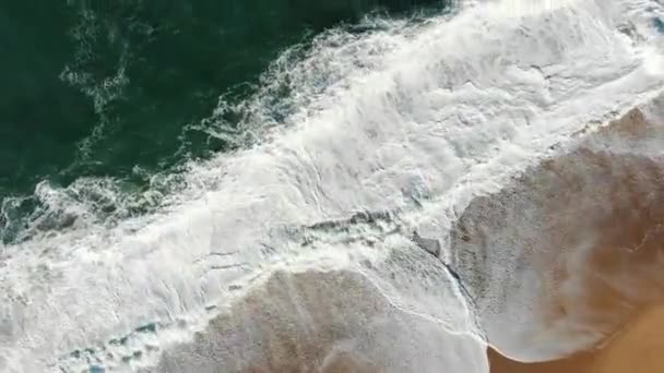 Vista del dron del océano tormentoso grandes olas espumosas playa de lavado — Vídeos de Stock