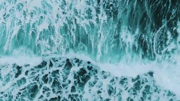 Krachtige oceaan golven bewegen op turquoise grenzeloze oppervlak — Stockvideo