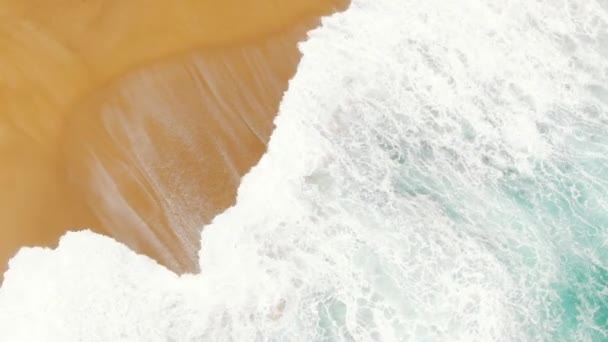 Vista superior de las poderosas olas del océano lavando la playa de arena — Vídeos de Stock