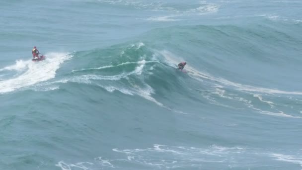 Aşırı sörfçü güçlü dalgalı okyanus dalgalarını sörf yaparken yakalar. — Stok video