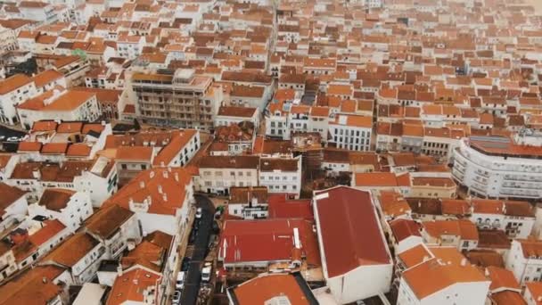 テラコッタの屋根を持つ白い高密度の建物の空中ビュー — ストック動画