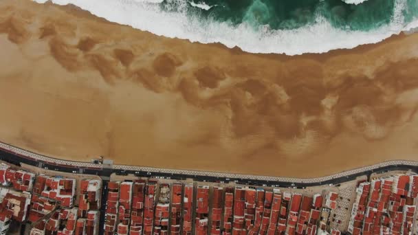 Drohne Blick auf Meer Brandung waschen Strand in der Nähe von Touristenstadt — Stockvideo