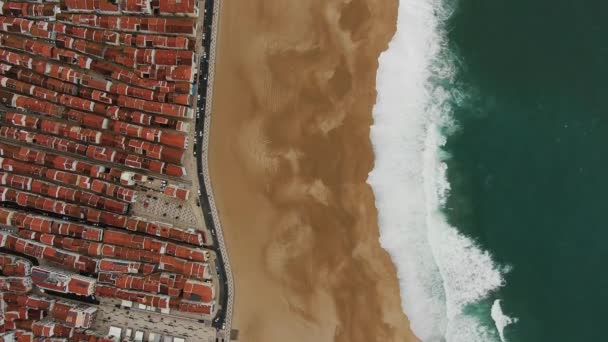 Górny widok fal oceanu zbliża się żółta plaża w pobliżu miasta — Wideo stockowe