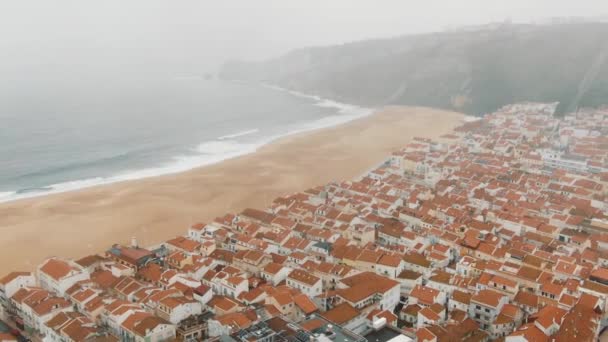 Luchtfoto uitzicht op de oude stad in de buurt van rotsachtige heuvels gewassen door de oceaan — Stockvideo