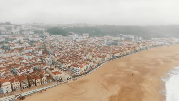 Vista superior de la pequeña ciudad con edificios de techo rojo en la playa — Vídeos de Stock