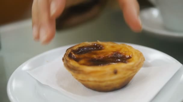 Hand neemt apate de Nata close-up - traditioneel Portugees dessert op schotel slow motion — Stockvideo