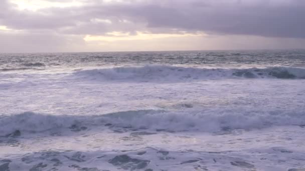 Portekiz, Nazare 'de kışın gün batımında fırtınada büyük okyanus dalgaları yavaş çekimde — Stok video