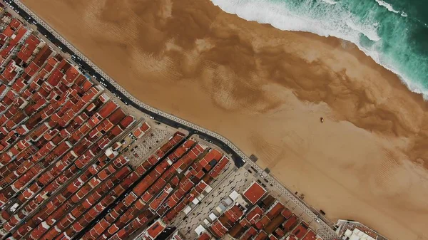 Drone vista de esmeralda oceano lavagem praia âmbar por cidade — Fotografia de Stock