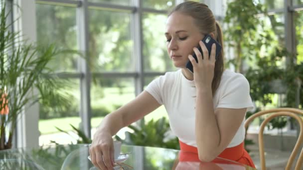 Affärskvinna med glasögon samtal och sms med smartphone — Stockvideo