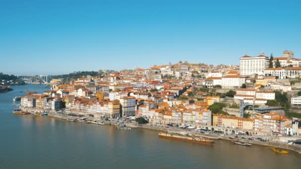Porto stad met rood dak gebouwen in de buurt van rustige rivier — Stockvideo