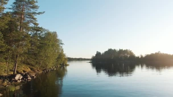 Landschap met kajaks aan de oever van rustige rivier nabij eiland — Stockvideo