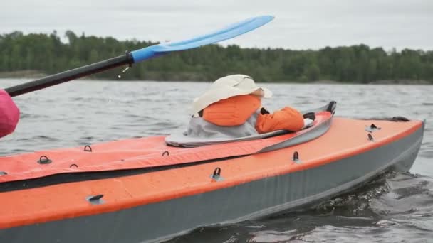Copil mic navighează în caiac cu mama fericită pe lac mare — Videoclip de stoc