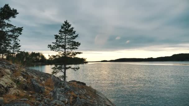 Lago tranquilo abaixo do céu com nuvens pesadas com madeira em bancos — Vídeo de Stock
