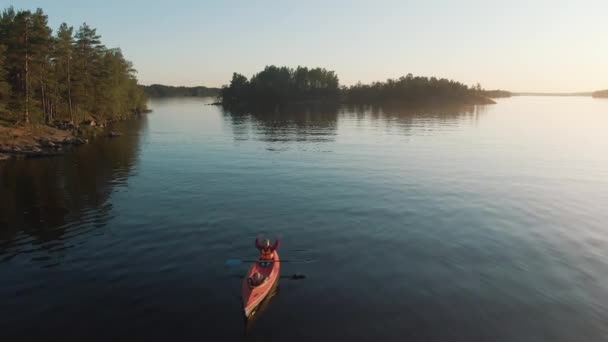 Mulher com criança ondas mãos para drone vela caiaque no lago — Vídeo de Stock