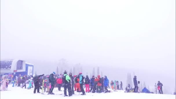 有天空和滑板的游客在度假胜地消磨时间 — 图库视频影像