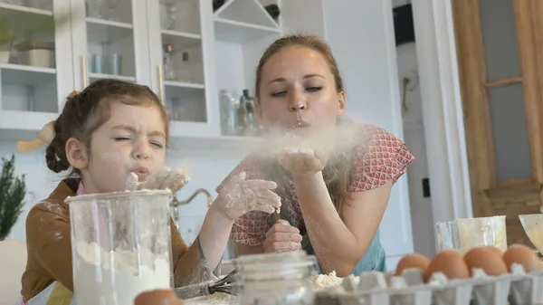 可愛いです女の子怖がっていますの小麦粉によって母親でライトキッチン — ストック写真