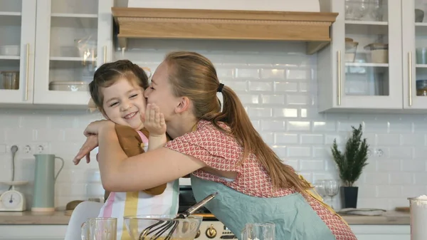 Bambina e madre giocano con la farina cucinando gustosa torta — Foto Stock