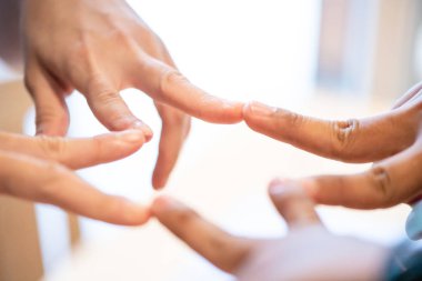 başlangıç ayakta parmak işareti birlikte.iş adamları f katılmadan