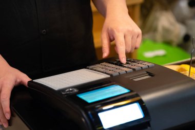 müşteriden sipariş almak için tezgaha yüklenen yazar kasa.satış elemanı kahve dükkanı ve perakende mağazasında elektronik yazar kasaya tutar giriyor.restaurant kasiyeri yazar kasaya yazarak.