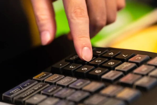 Kassa geïnstalleerd op teller voor het accepteren van de order van de klant. verkoper het invoeren van bedrag op elektronische kassa in coffeeshop en winkel. restaurant kassier typen in kassa. — Stockfoto